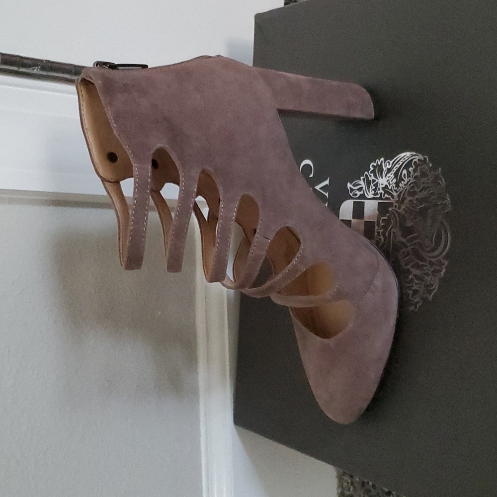 Heels - Picture 2 of 3